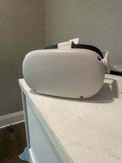 Oculus quest 2 vr w/remotes works great