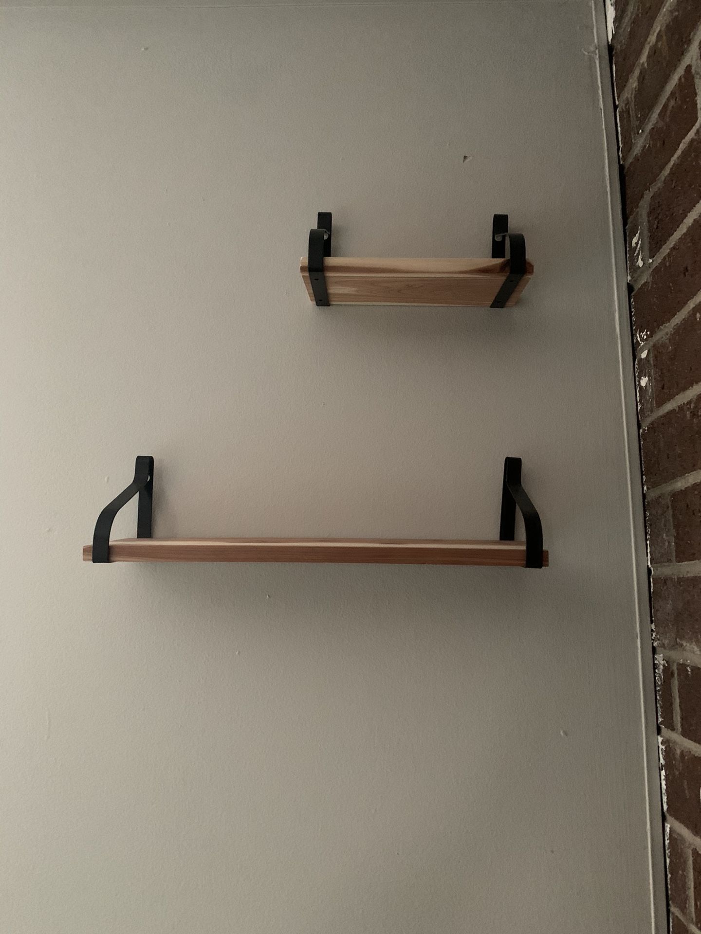 5 Wall shelves .