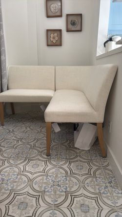 Corner dining chair