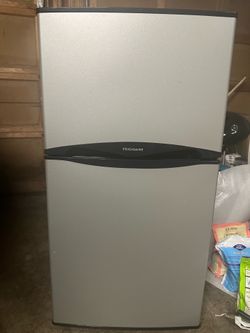 Frigidaire mini Refrigerator for dorms
