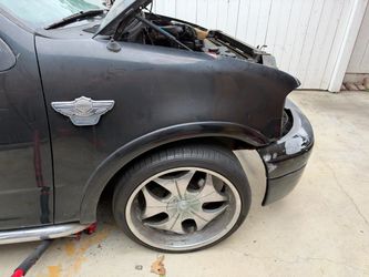 2003 Ford F-150 Harley Davidson  Both oem fenders with emblem