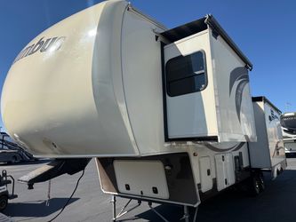2013 Columbus 5th Wheel W/ 3 Slides