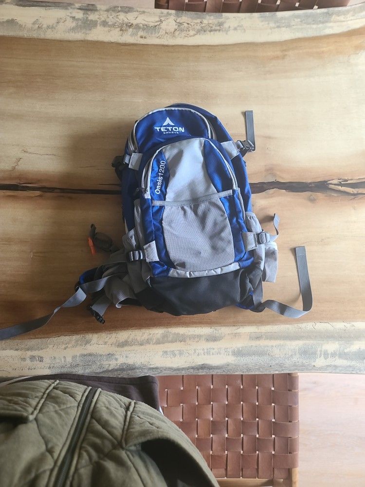 Teton Oasis 1200 Camping Hiking Hydration Pack Backpack