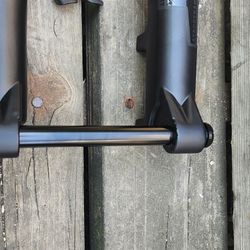 29 in 140mm Travel Air Fork With Thru-Axle And Remote Lock Out 