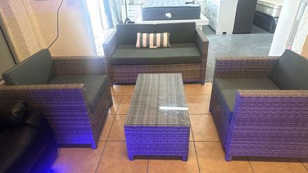 https://offerup.com/redirect/?o=U2V0LmRl patio nuevo sofa butacas y mesa de centro