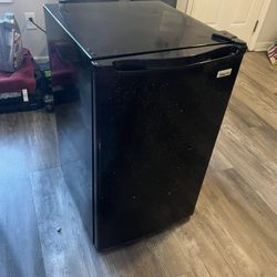Magic Chef - Mini Fridge