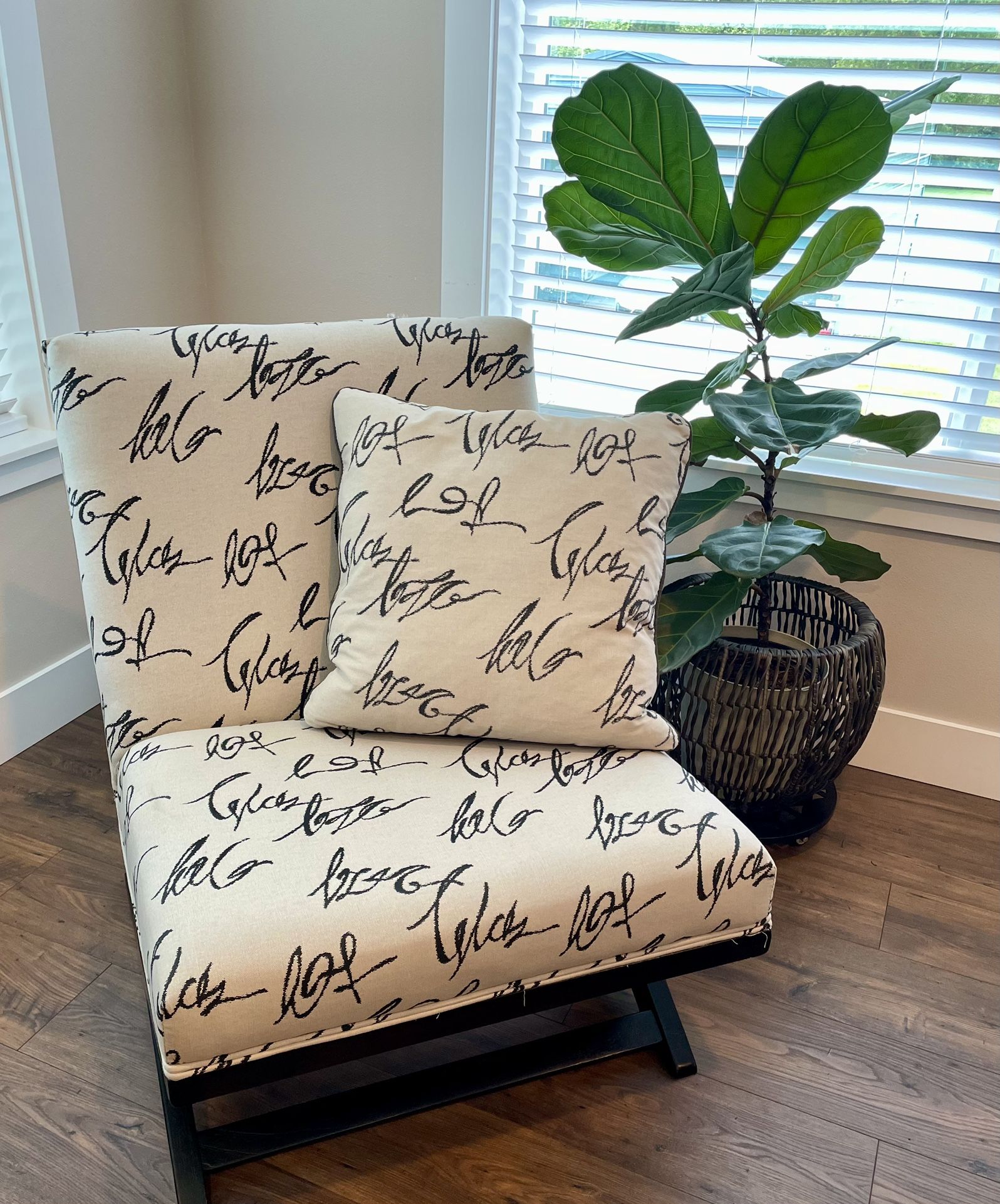 🪑 Beautiful & Comfortable Accent Chair – Style Meets Serenity