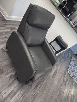 Decklyn Leather pushback recliner