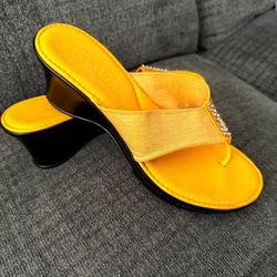 💛 Vintage Italian Shoemakers Yellow Thong Wedge Sandals w Rhinestone Detailing Size 8