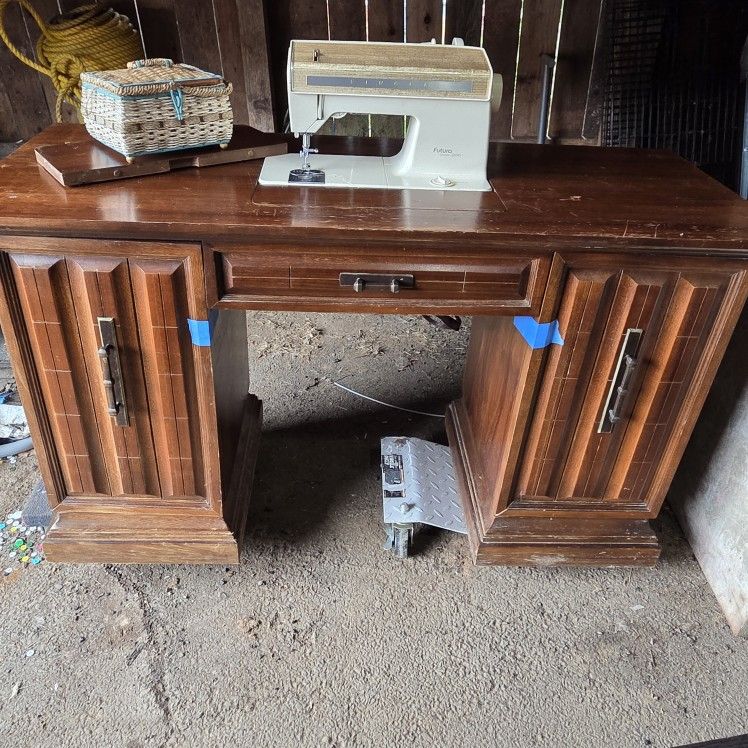 Vintage Singer Futura Model 900 Sewing Machine.