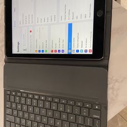 iPad Air 2 With Case And Keyboard 