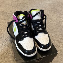 Jordan 1 Mid Size 5.5 