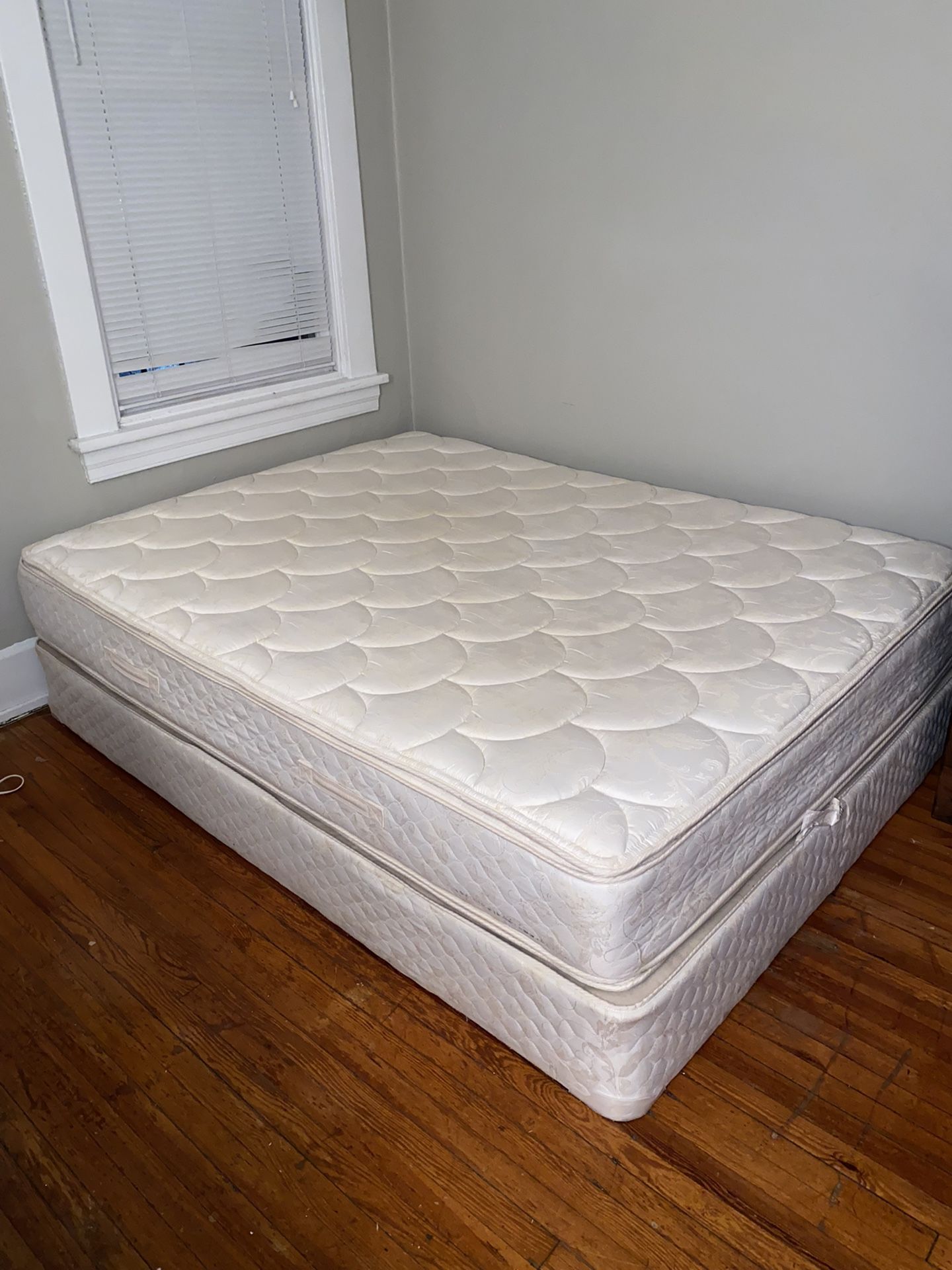 Queen Mattress + Box spring, Sealy Posturepedic, Excellent Condition