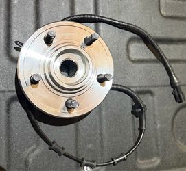 02-05 Ford Explorer Front Wheel Hub