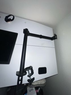 Gaming monitor and monitor mount