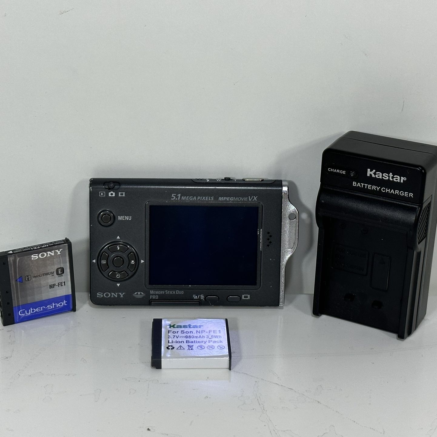 Sony CyberShot DSC-T7 ~ 5.1MP Digital Camera Silver w/ Batteries 
