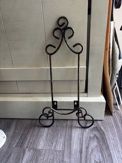 Hanging metal plate stand