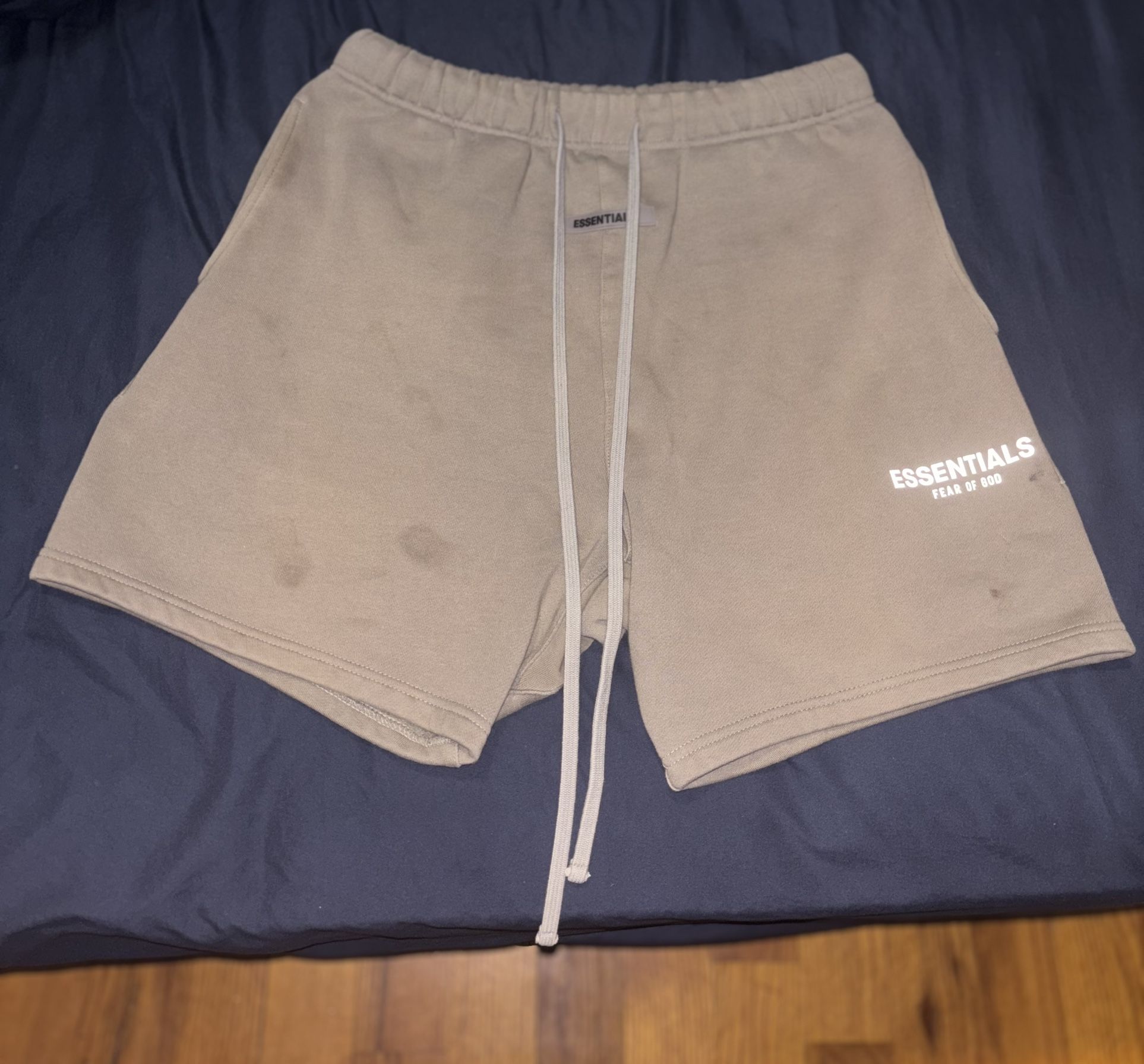 Essential short 'taupe'