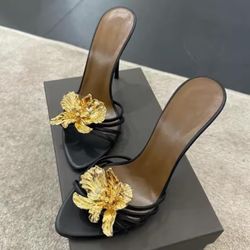 Heel with gold flower 