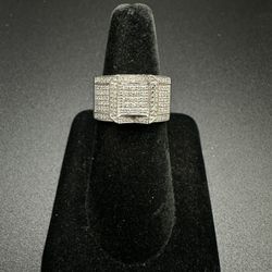 14k Gold women’s diamond encrusted ring!