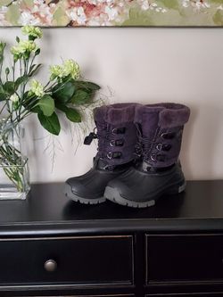 Snow boots.  Kids size 3.