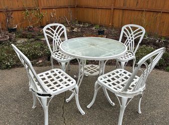 Sturdy outdoor metal table w/4 chairs