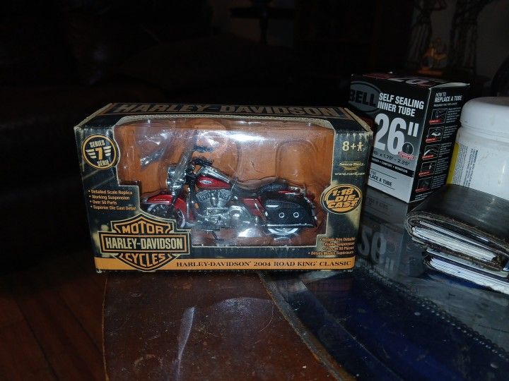 1/18 Die-Cast 2004 Harley Davidson Road King  Racing Champion UNUSED