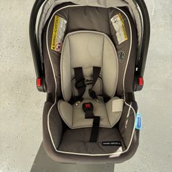 2022 Graco infant car seat. Snugride Snuglock 35.