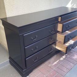 8  DRAWERS DRESSER