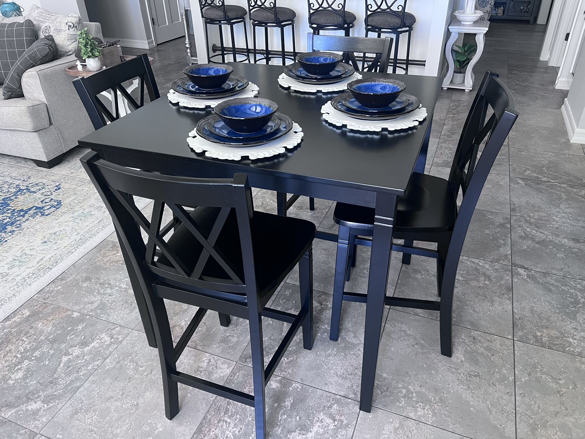 Bar Table With Four Stool High Chairs. Brand New, Never Used. Hablo español y hago entrego