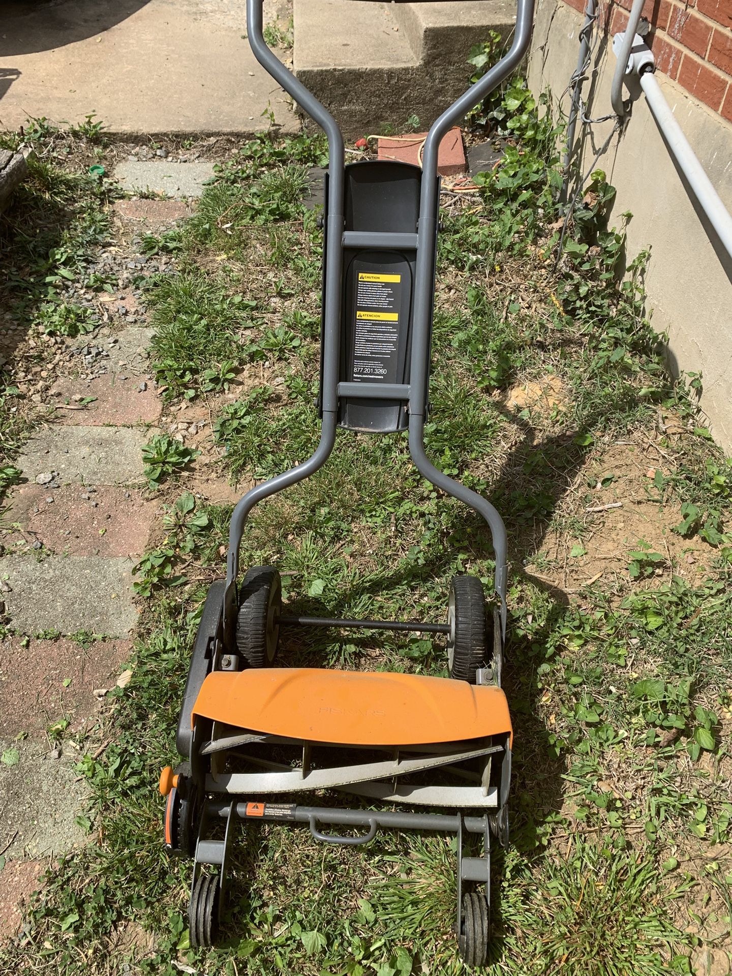 Fiskars Push Lawn Mower - 18" Width Manual Reel Mower with No Motor - Grass Cutter with Steel Blades that Stay Sharp - Herramientas Lawn Care Tools