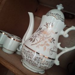Porcelain Chatillon Tea Set With 4 Tea Cups