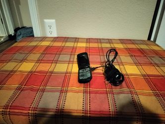 Samsung Flip Phone with Charger – Vintage Cell Phone
