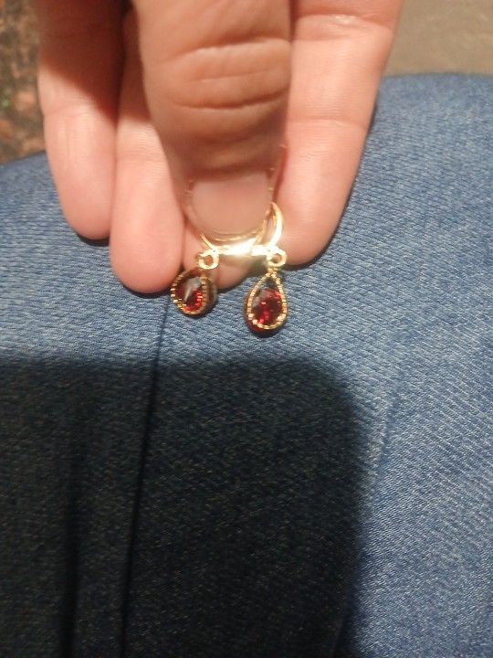 10k Yellow Gold Earrings With Garnet