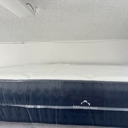 KING SIZE DREAMCLOUD MATTRESS & BOX SPRINGS BED SET