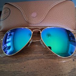 RAY BAN AVIATORS w/ GOLD FRAME AND GREEN/BLUE MIRRORED LENSES. BRAND NEW IN ORIGINAL PACKAGING. 
