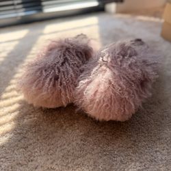 UGG BRAND NEW (FLUFFY MOMMMA
