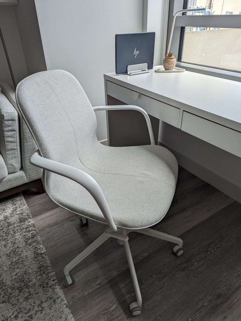 Like New Modern Sleek Office Chair -Langjfall