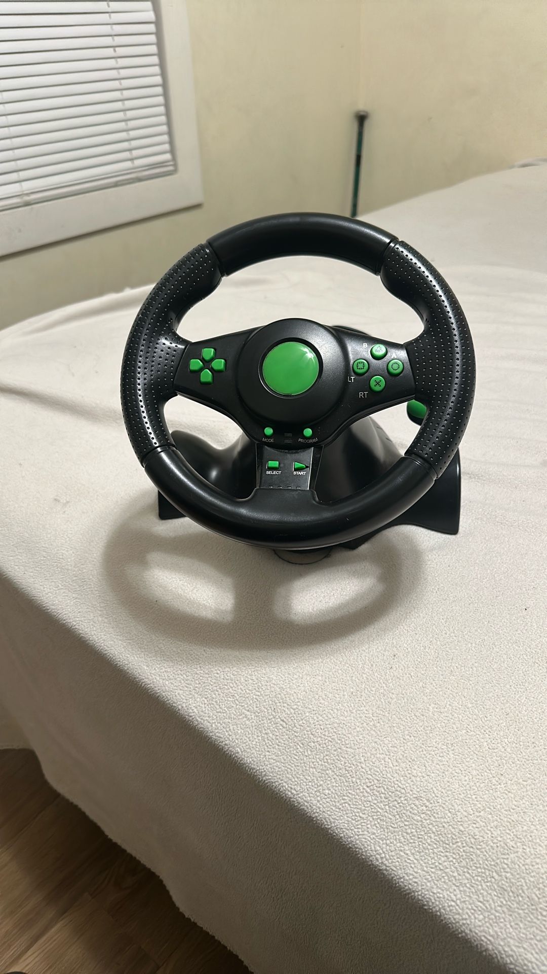 Xbox 360/PC steering wheel with pedals