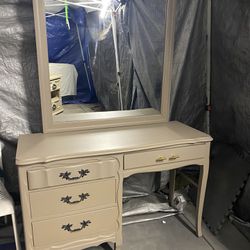 modern vanity/ desk with detachable mirror great condition