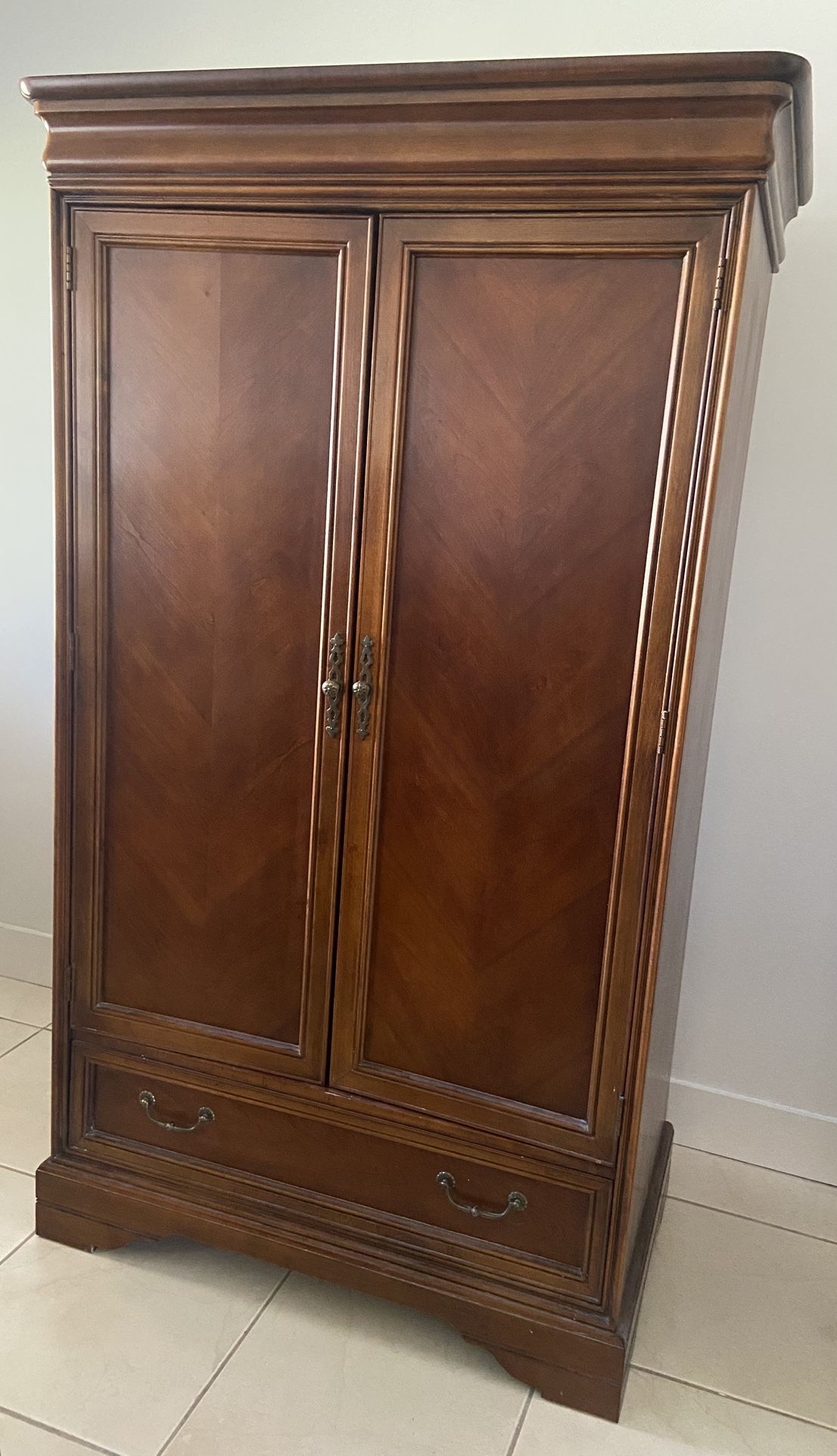 Lexington Queen Size Bedroom Set - Sleigh Bed, Armoire, Dresser w/mirror and nightstand