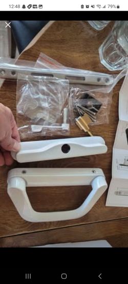 Sliding door handle and lock