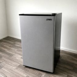 Mini Fridge – Works Perfect, Cold & Ready