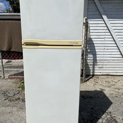 Avanti Apartment Size Refrigerator 