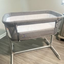 3-1 Convertible Baby Bassinet- Bedside Sleeper- With Travel Bag ! 