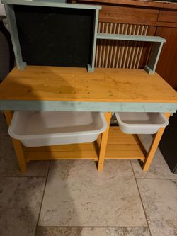 Kids tool workbench w/plastic drawers.