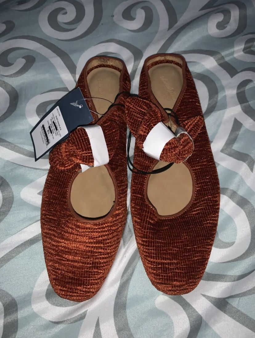  Women's Universal Thread Flats 