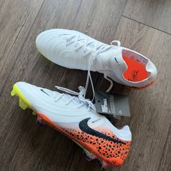 NEW Soccer Cleats Nike Size 12.5 Mens 