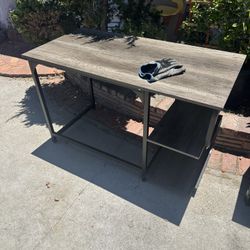 FREE Used Desk Located In SUN VALLEY