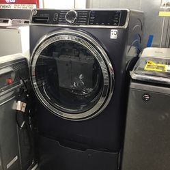 New Scratch And Dent GE Front Load Washer. 1 Year Warranty 